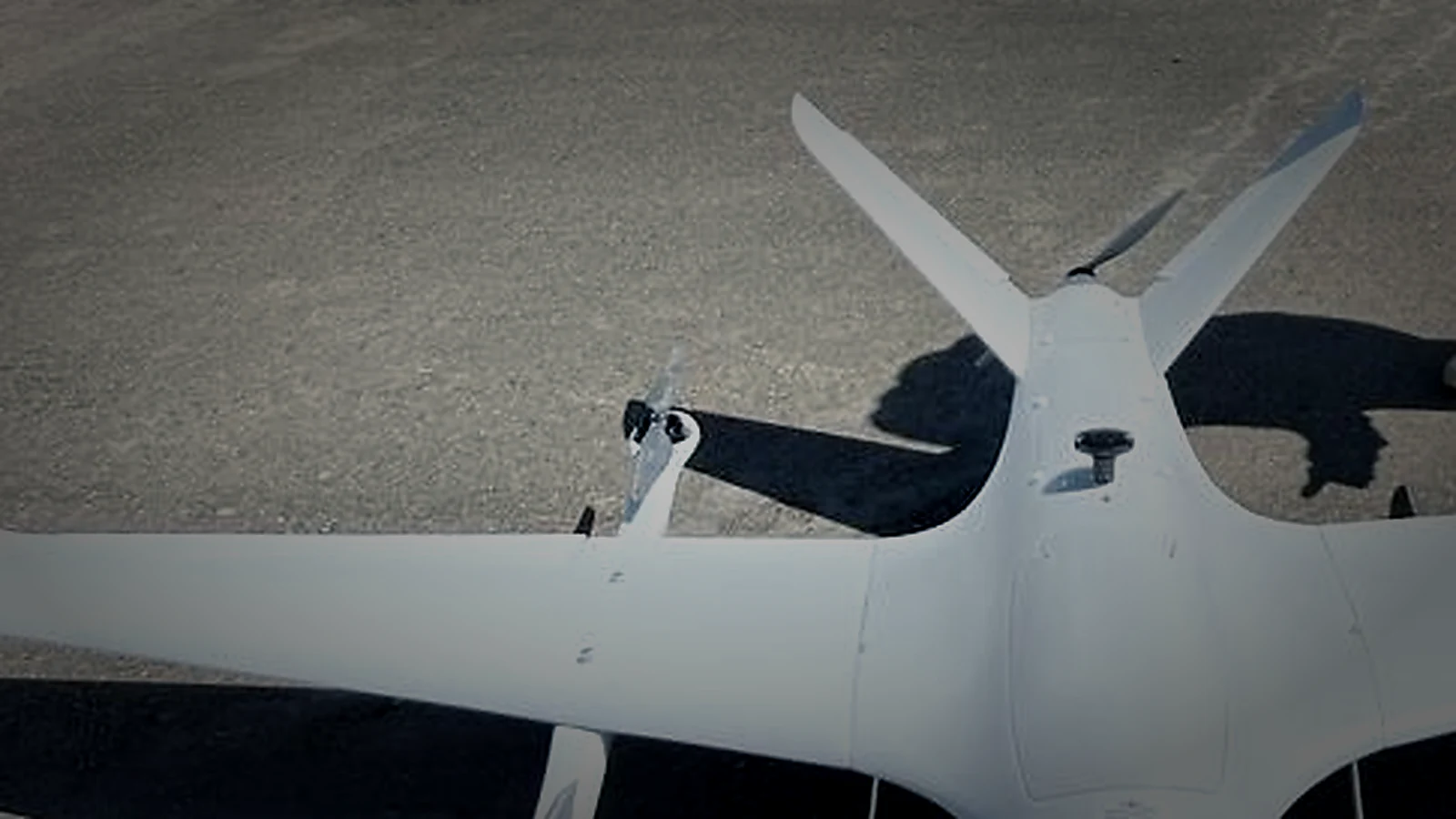 Drone VTOL real BETABITS em pista sem pessoas