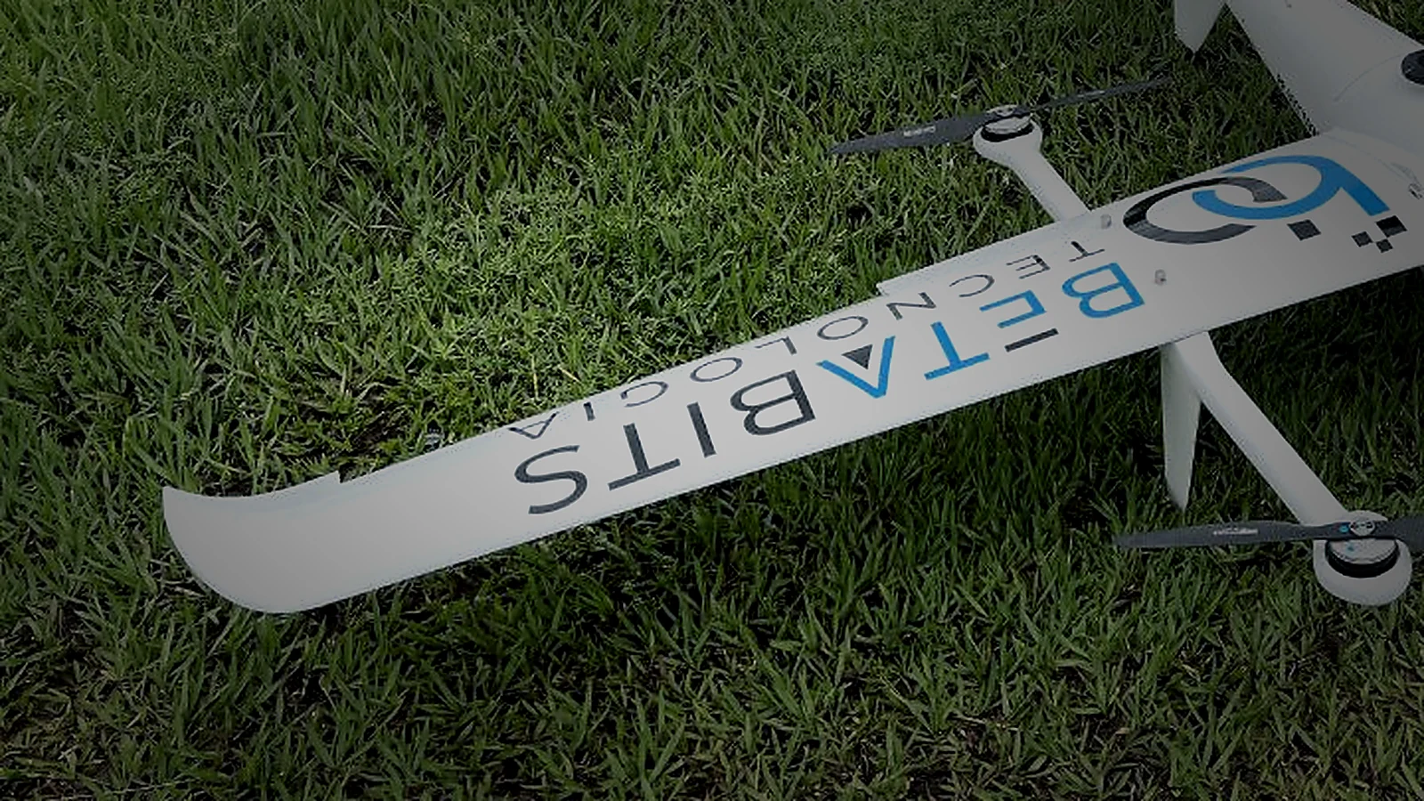 Detalhe real de asa e rotores do VTOL BETABITS sem pessoas